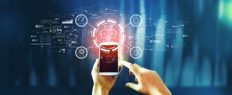 Tema RPA de automatización robótica de procesos con una persona que usa un smartphone.
