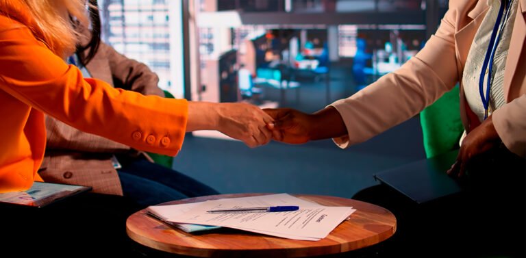 Apretón de manos entre dos profesionales que simboliza confianza, conexión y relaciones duraderas entre marcas y clientes.