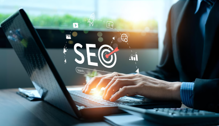Persona trabajando en una laptop con gráficos de SEO y estrategia digital para optimizar un sitio web y mejorar la conversión de clientes.
