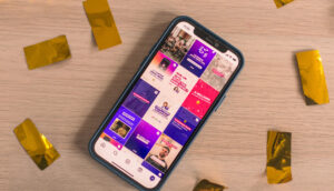 Dispositivo móvil con feed de redes sociales.