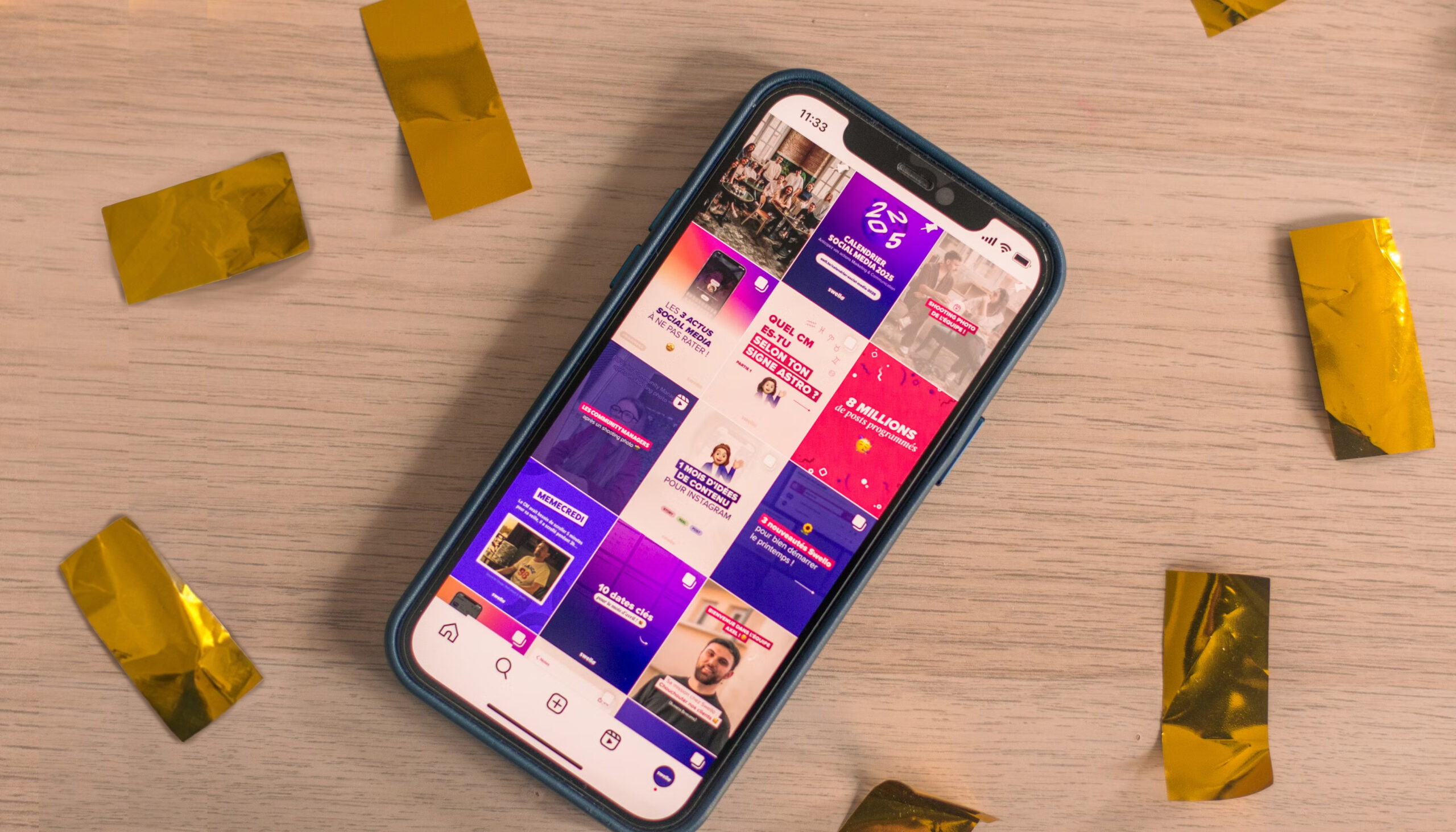Dispositivo móvil con feed de redes sociales.