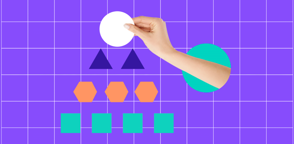Figuras geométricas creando una pirámide en representación de la arquitectura de marca.