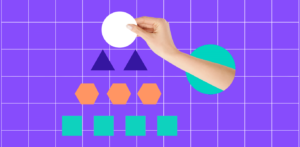 Figuras geométricas creando una pirámide en representación de la arquitectura de marca.