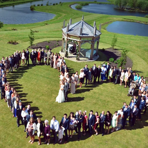 Toma aérea sobre invitados de bodas creando un corazón.