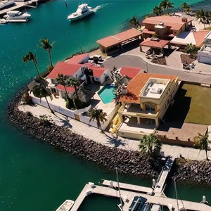 Toma aérea con drones sobre una zona turística.