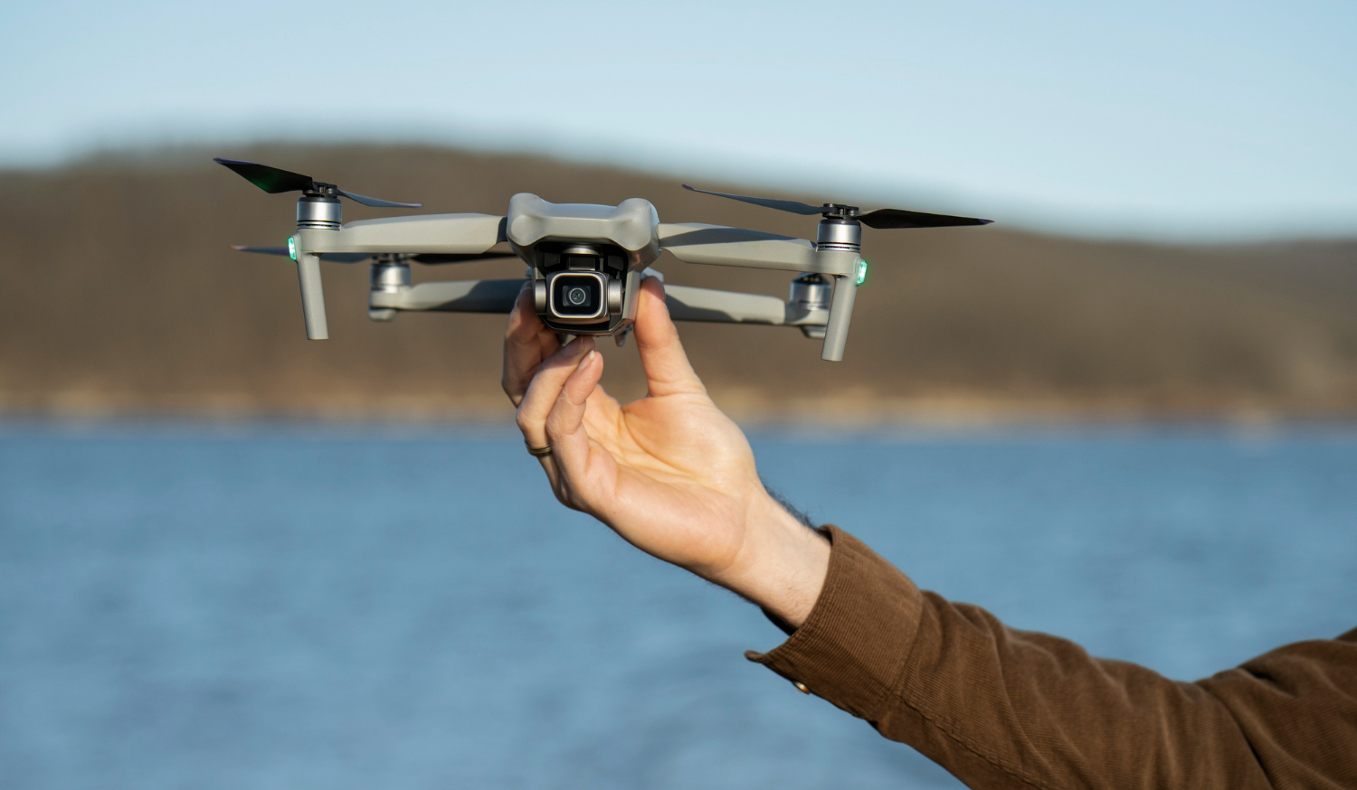 Mano extendida sosteniendo un dron para contenido en redes sociales.